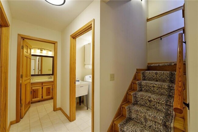Building Photo - 127 Columbine Dr