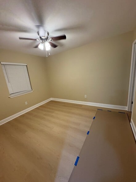 Building Photo - 908 N Clark Ln