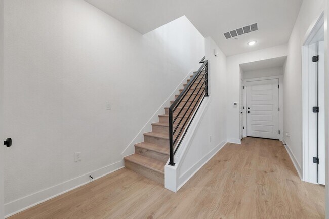 Building Photo - 200 W 56th St