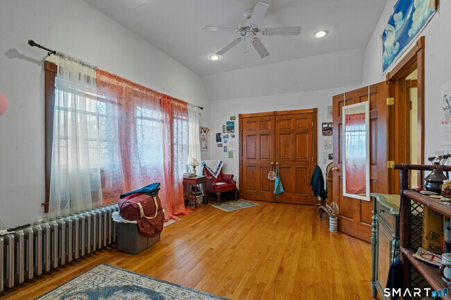 Building Photo - 136 Edwards St