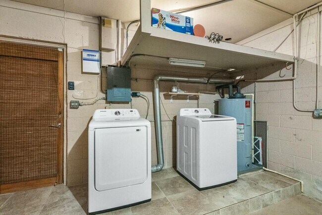 Building Photo - 121 NE Spanish Ct