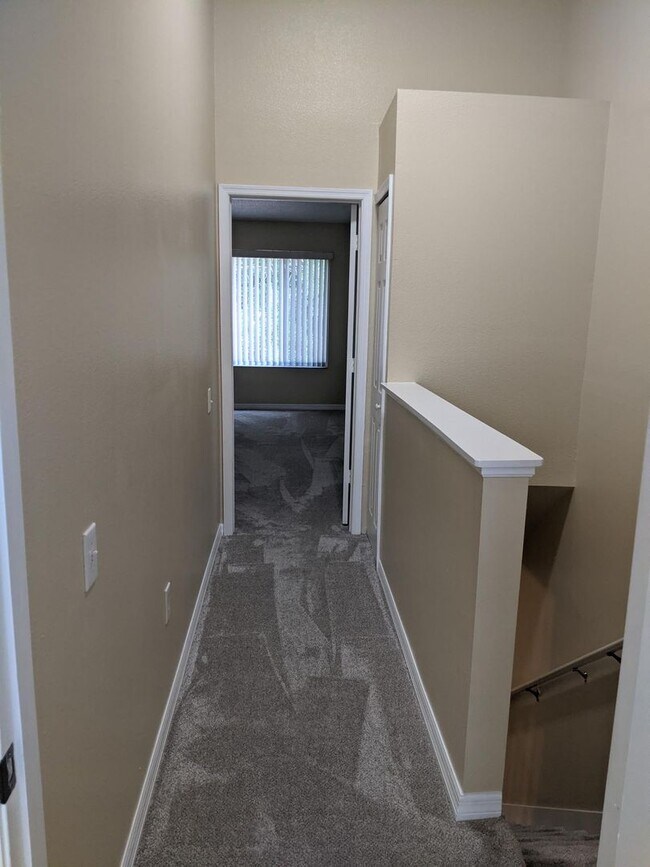 Building Photo - Beautiful 2 Bedroom, 2.5 Bath Townhome in Private Gated Community Of Hunter's Key In New Tampa