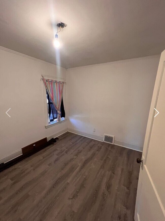 Building Photo - 9509 Parkview Ave