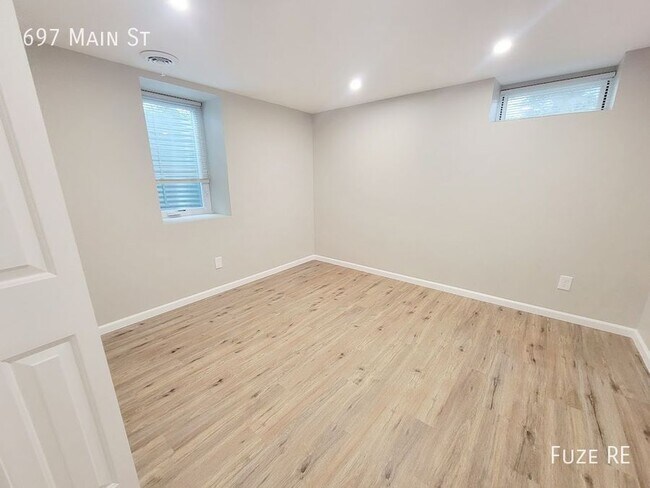 Building Photo - 697 Main St