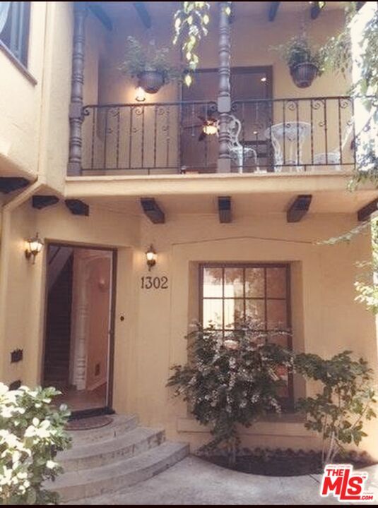 Building Photo - 1302 S Orange Dr
