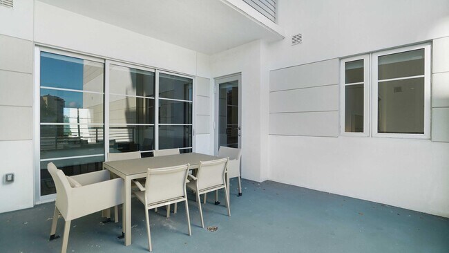 Building Photo - 155 E Boca Raton Rd