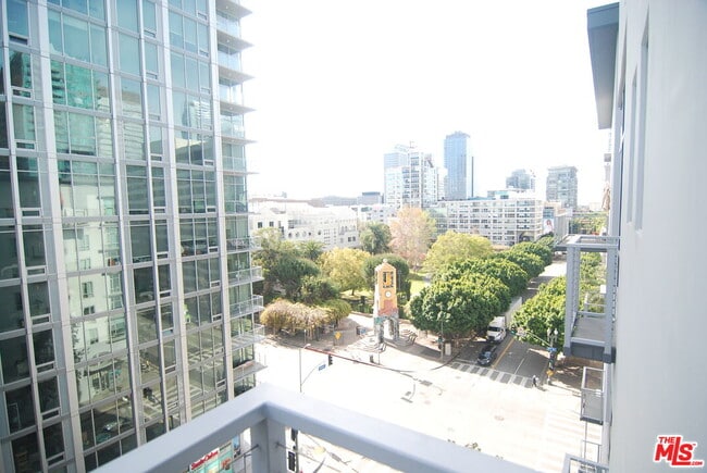 Building Photo - 645 W 9th St