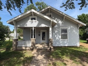 Building Photo - Charming 2 Bedroom Home