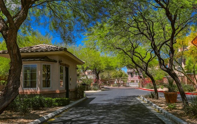 Building Photo - Beautiful 3 Bedroom Townhome With Stunning Mountain Views