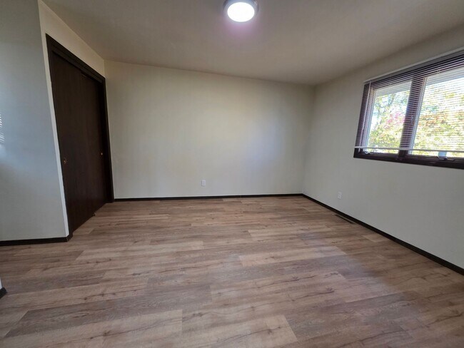 Building Photo - 624-626 Crestview Drive