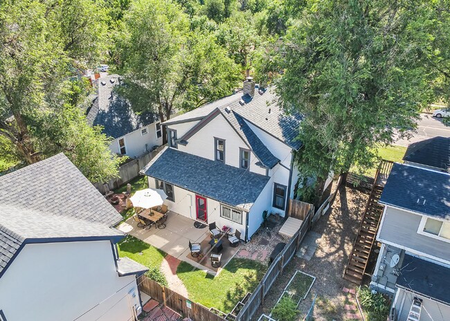 Building Photo - Beautiful 5 Bedroom Home with Lots of Natural Light and Private Fenced Backyard! A Must See!