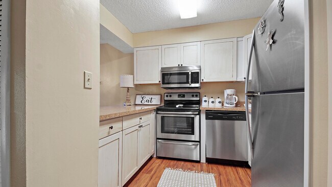 Building Photo - 17620 Front Beach Rd