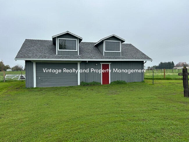 Building Photo - Available Soon!! Extra Big 5 Bedroom Country Home That You Have To See!!!