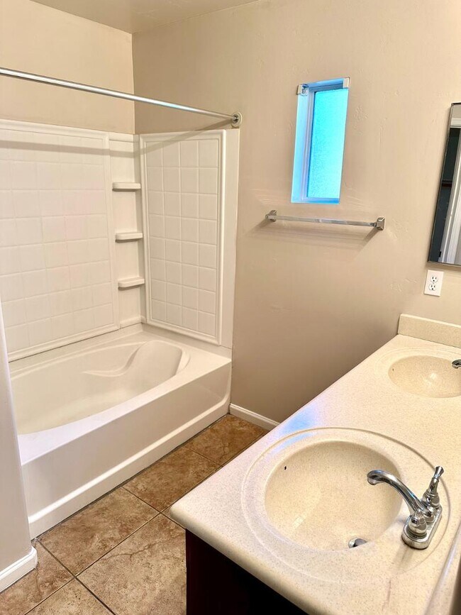 Building Photo - 1920 E Bell Rd