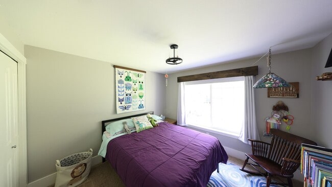 Building Photo - 3 Bed 3 Bath - Upgrades Throughout - Matur...