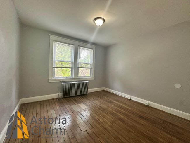 Building Photo - 4 bedroom 1 bath or 3 bedroom + den AVAILA...