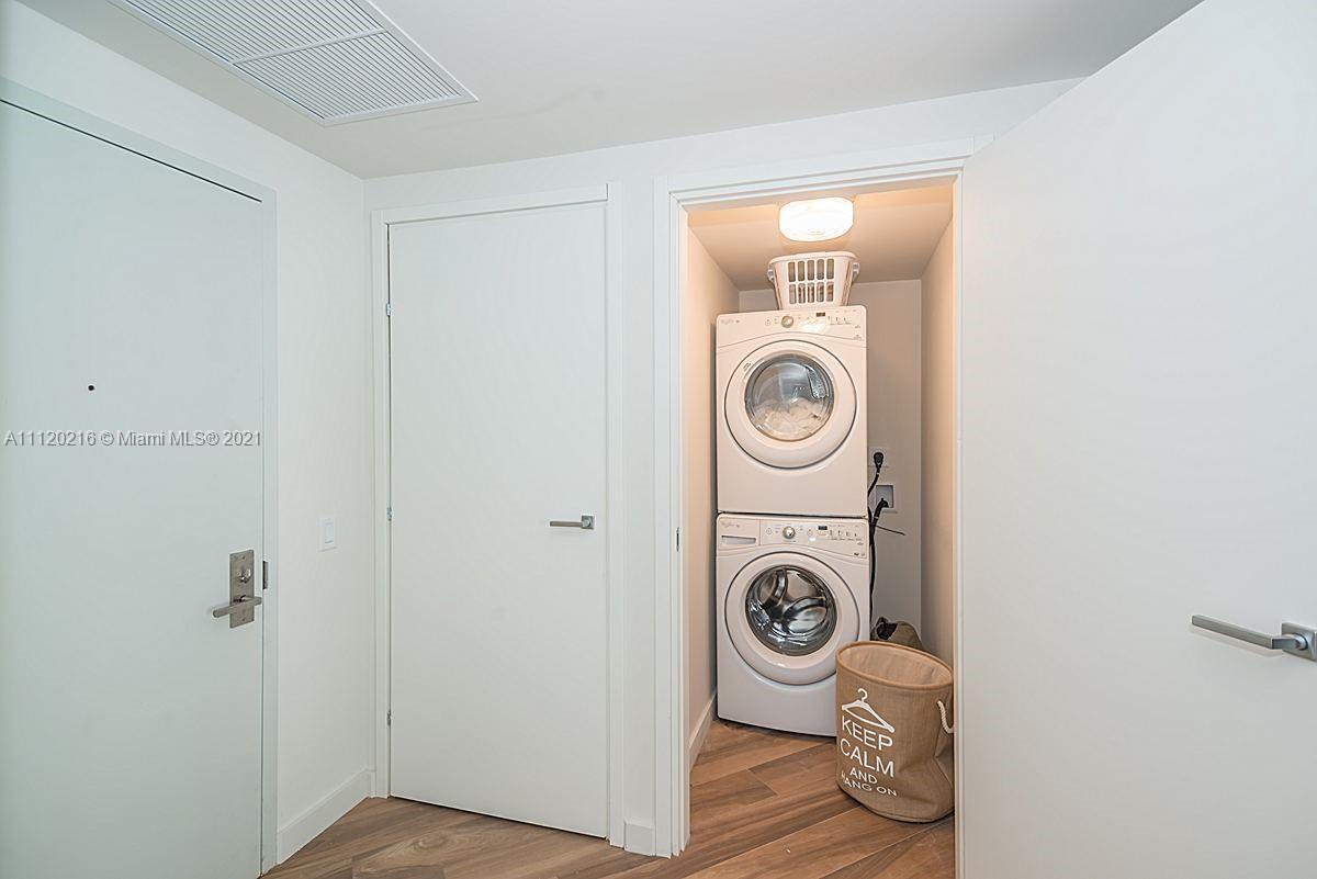 Building Photo - 1300 Brickell Bay Dr