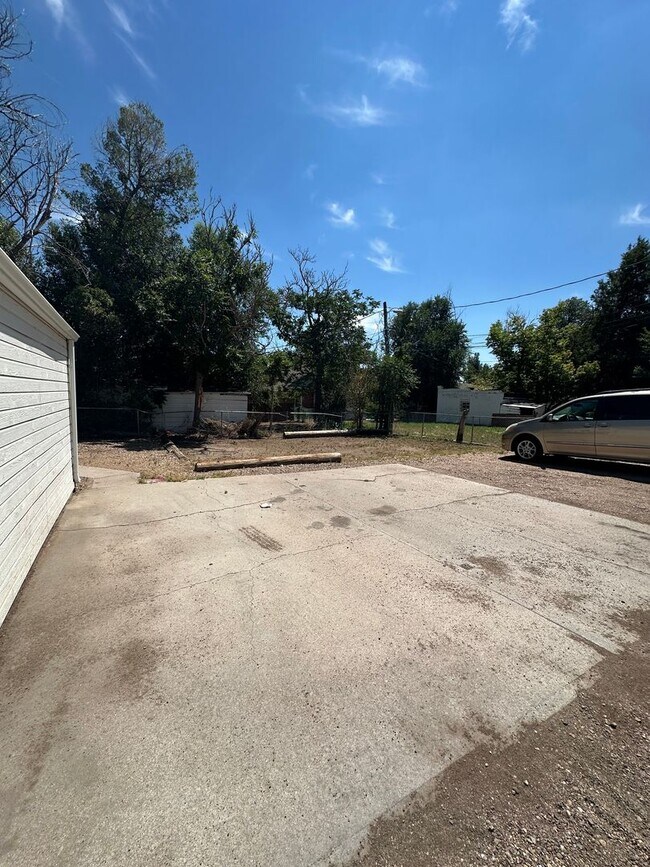 Building Photo - 4 Bedroom Large Home Available, close to UNC