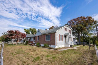 Building Photo - Cozy 4 Bedroom/2 Bathroom Detached Home in...