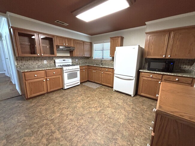 Building Photo - GREAT STARTER HOME IN CENTRAL BOSSIER