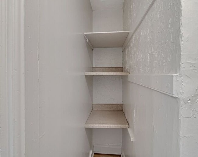 Building Photo - Renovated Upstairs 2-Bedroom, 2-Bath Apartment in Prime Downtown Location with 2 Office Spaces!