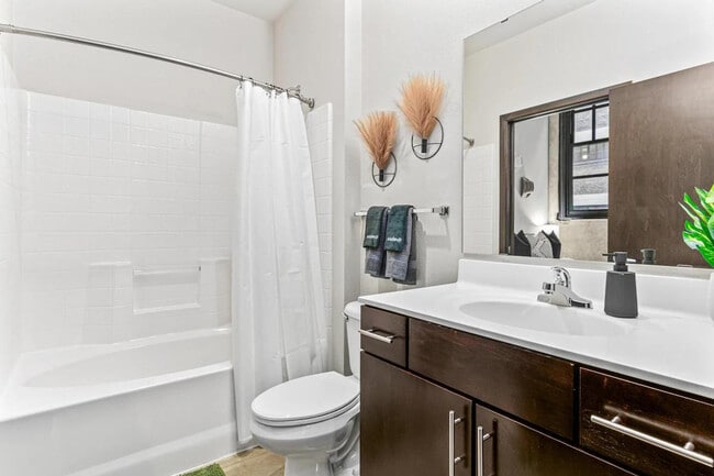 Building Photo - 301 N 7th Ave