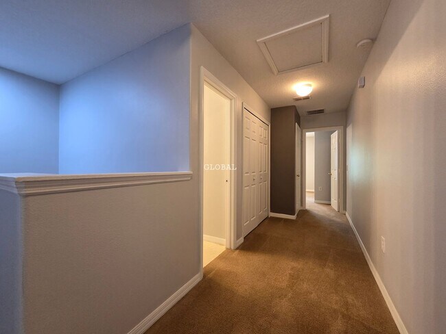 Building Photo - Three Bedroom unfurnished town house (Kiss...