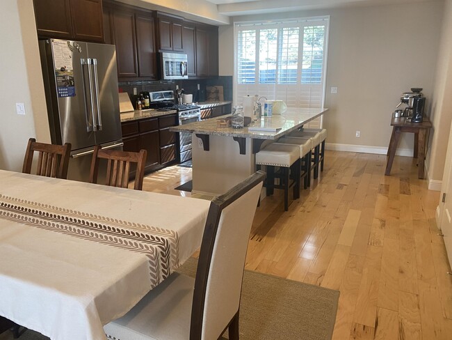 Building Photo - 6492 Bayview Dr