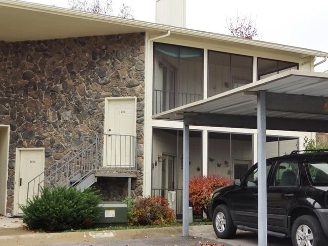 Building Photo - 1606 Park De Ville Pl