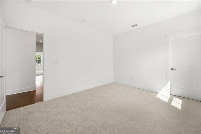 Building Photo - 2815 Medford Dr