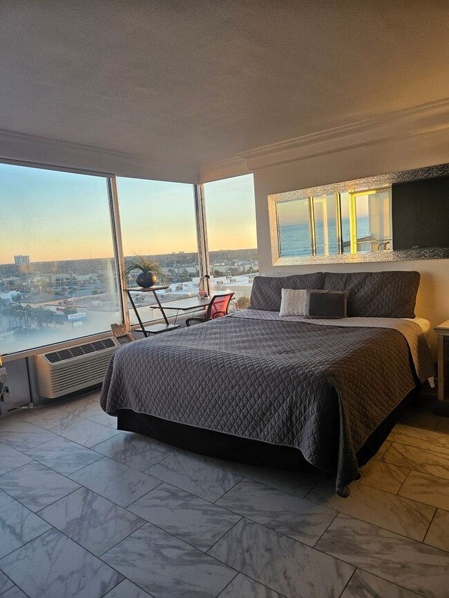 Building Photo - 1 BEDROOM 1 BATH CONDO