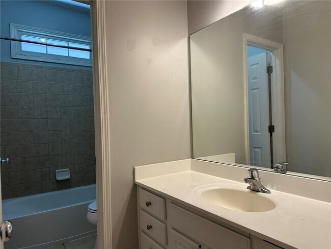 Building Photo - 669 Maple Grove Way