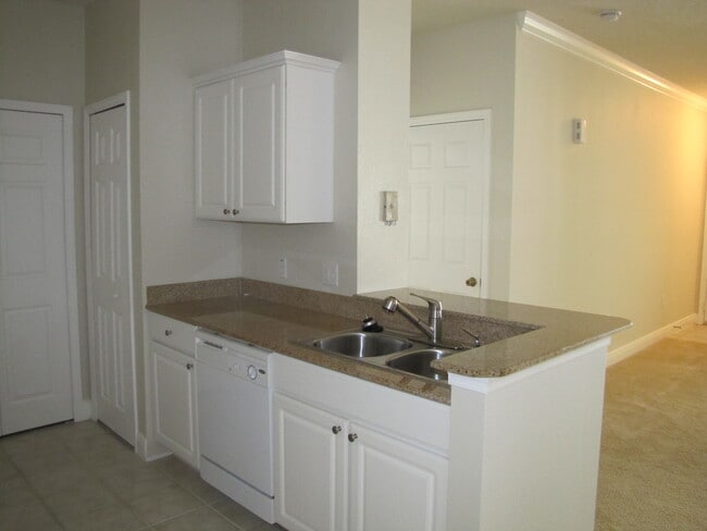 Building Photo - Gorgeous 3/2 Condo with 1 Car Garage in Ex...