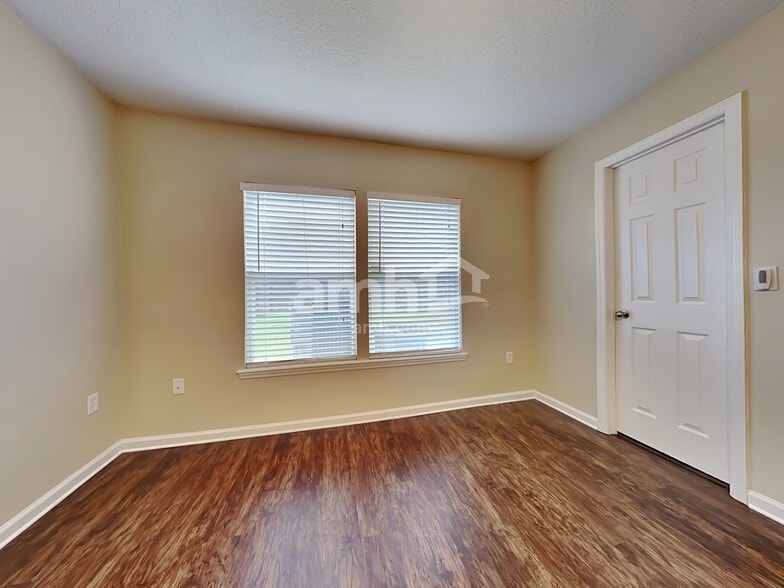 Building Photo - 9243 Prosperity Lake Dr