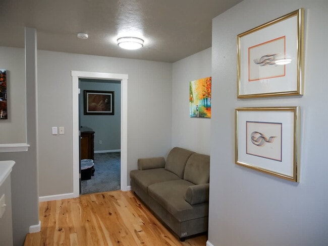 Building Photo - 151 Cub St W