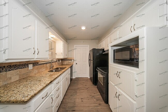 Building Photo - 709 N Dallas Ave