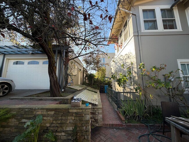 Building Photo - Elegant St. Francis Wood Residence - Available Furnished or Unfurnished