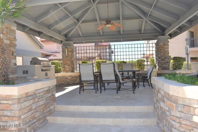 Building Photo - 2023 E Campbell Ave