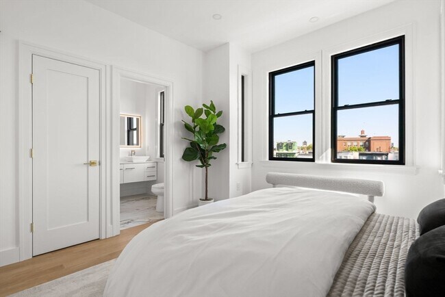 Building Photo - 100 Bennington St