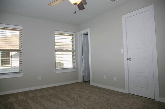 Building Photo - 117 Calm Water Loop