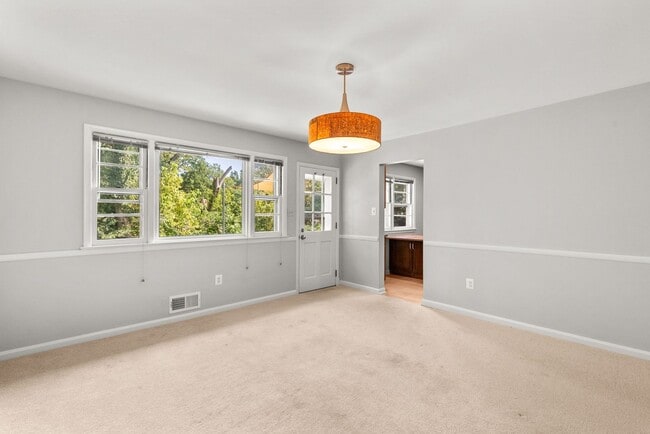 Building Photo - 5 Bed 3 Bath - Chevy Chase Rambler - Move ...