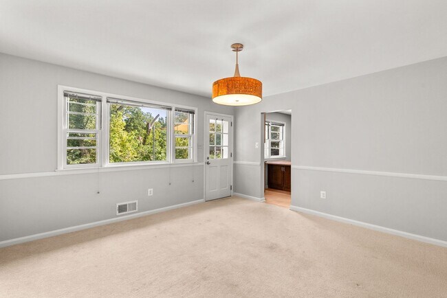 Building Photo - 5 Bed 3 Bath - Chevy Chase Rambler - Move IN Ready