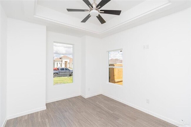 Building Photo - 16 Country Club Dr