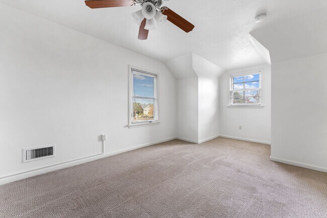 Building Photo - Spacious 6 Bed 2 Bath Home- N Portland Charmer!