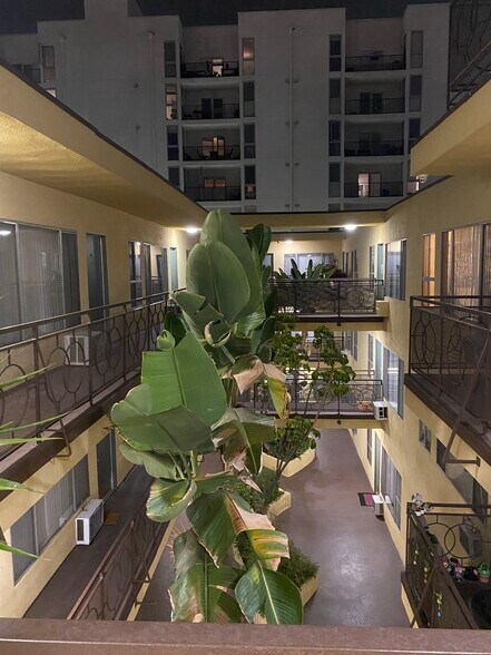 Building Photo - 5545 Carlton Way