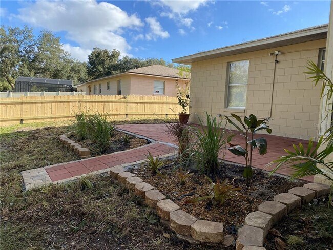 Building Photo - 930 Cedar Cir