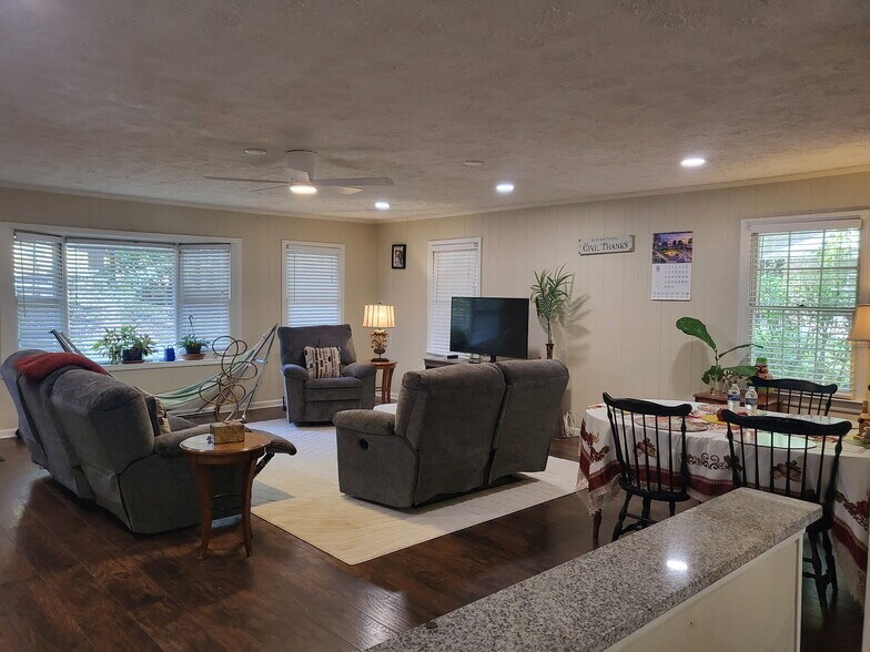 Building Photo - 5111 Cavalier Dr SE