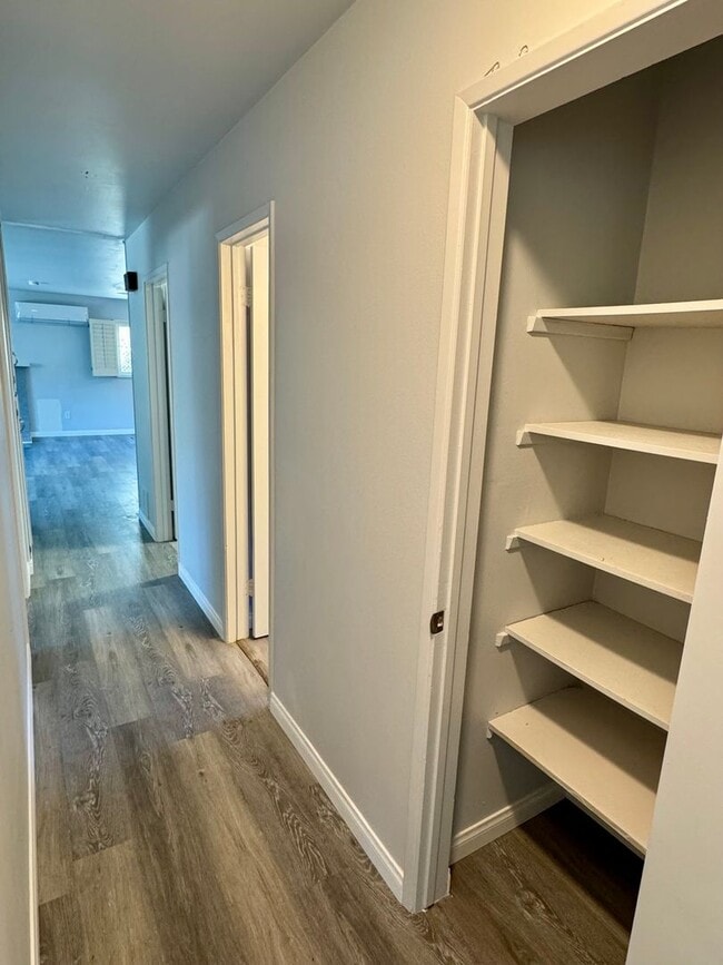 Building Photo - Beautiful & Welcoming 3 Bed/2 Bath Walking...