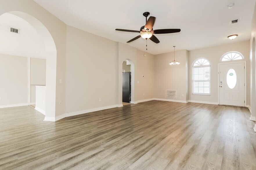 Building Photo - 30853 Sade Ct