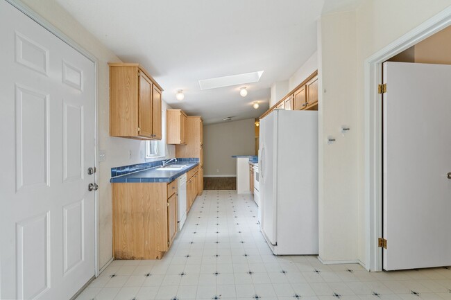 Building Photo - 3BR House Available in Pleasant Valley